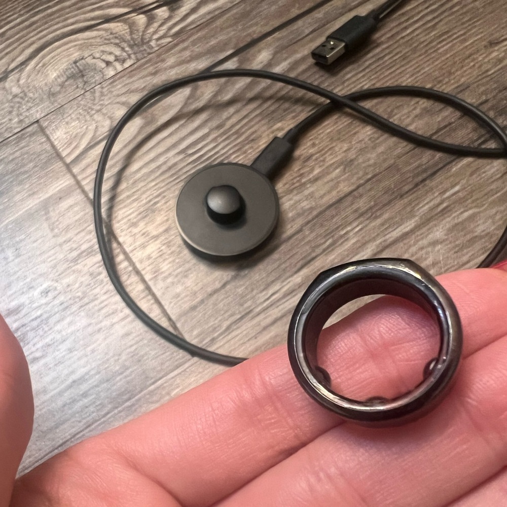 Gen3, Size 7 Oura Ring with charging base and cord